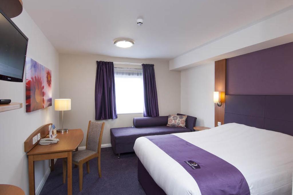 Premier Inn Camberley Oda fotoğraf