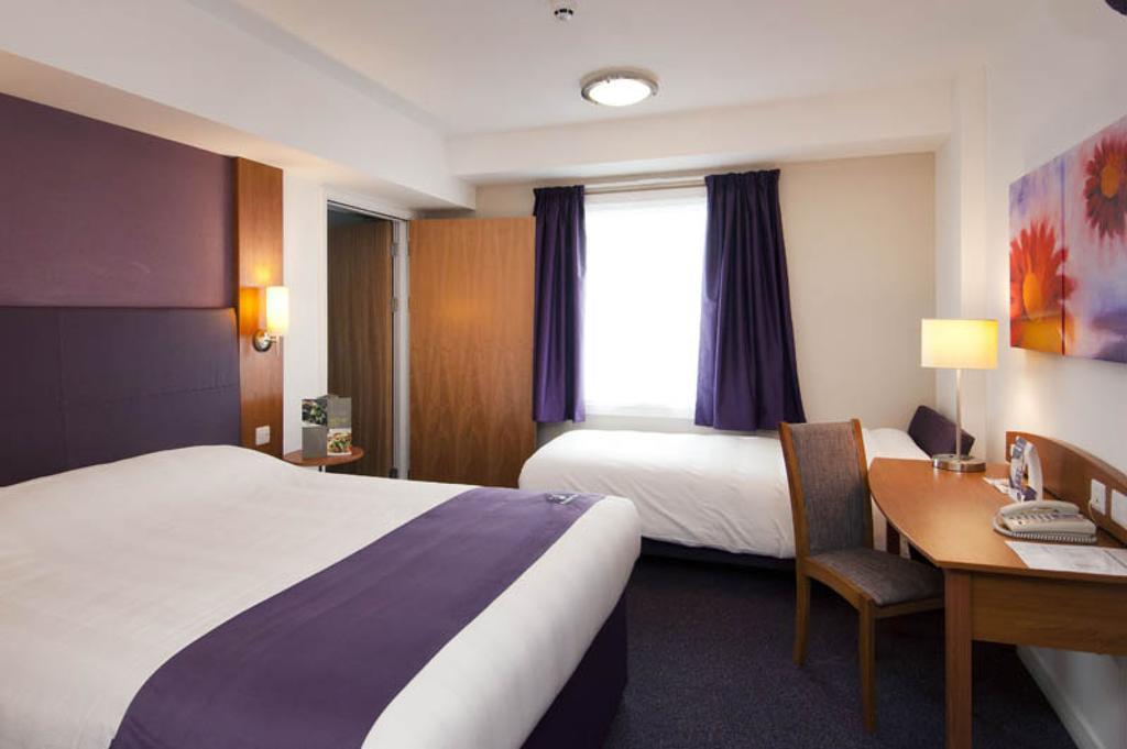 Premier Inn Camberley Oda fotoğraf