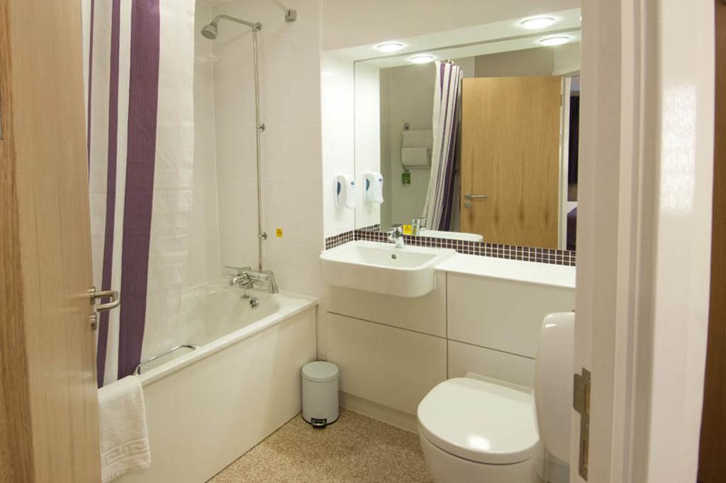 Premier Inn Camberley Oda fotoğraf